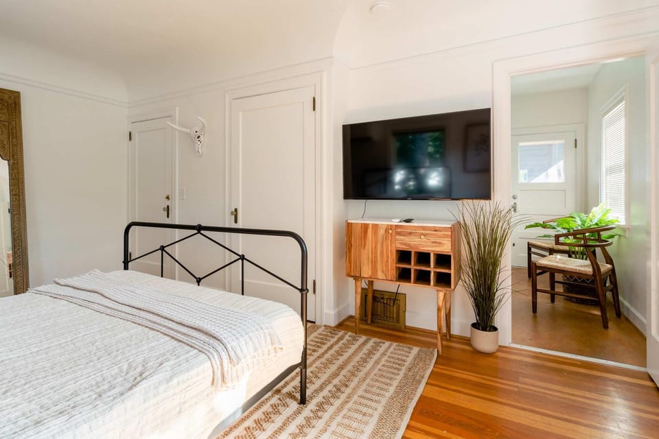 Stay Portland - 1892 Bohemian Dream Studio in Ladd's Addition Apartment in Portland