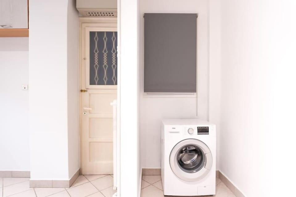 The Azure Teal Athens 2 mins from the metro ! Fully airconditioned! Apartment in Athens