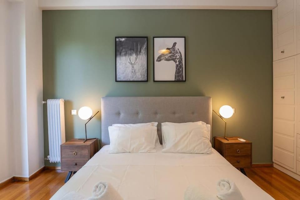 The Azure Teal Athens 2 mins from the metro ! Fully airconditioned! Apartment in Athens