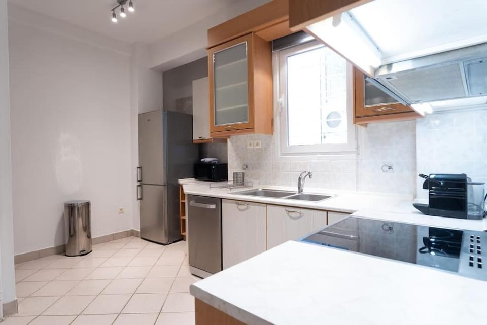 The Azure Teal Athens 2 mins from the metro ! Fully airconditioned! Apartment in Athens