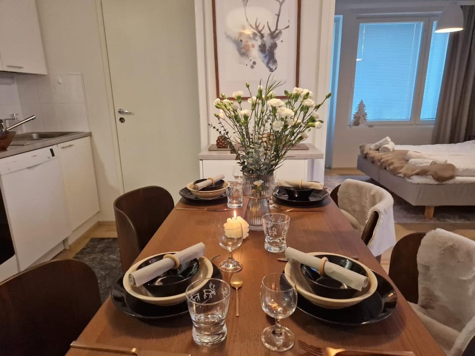 Kitchen or kitchenette, Dining area