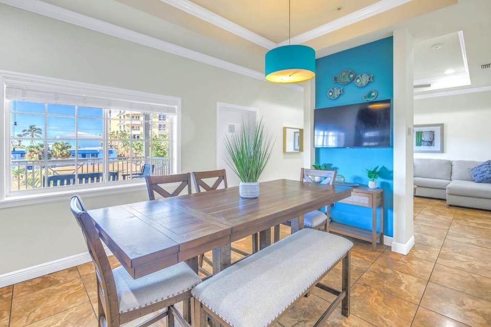 New! Remodeled, Pool-Side, 1-min to Beach Path! House in Florida