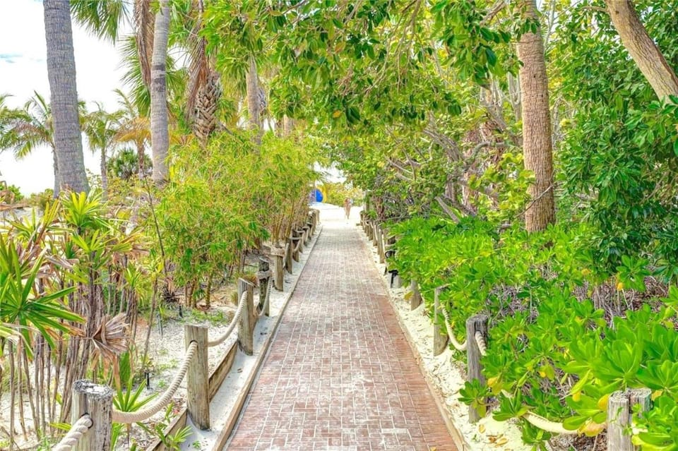 New Listing! Pool Jacuzzi, 3-min to Beach Bars & Entertainment! House in Florida