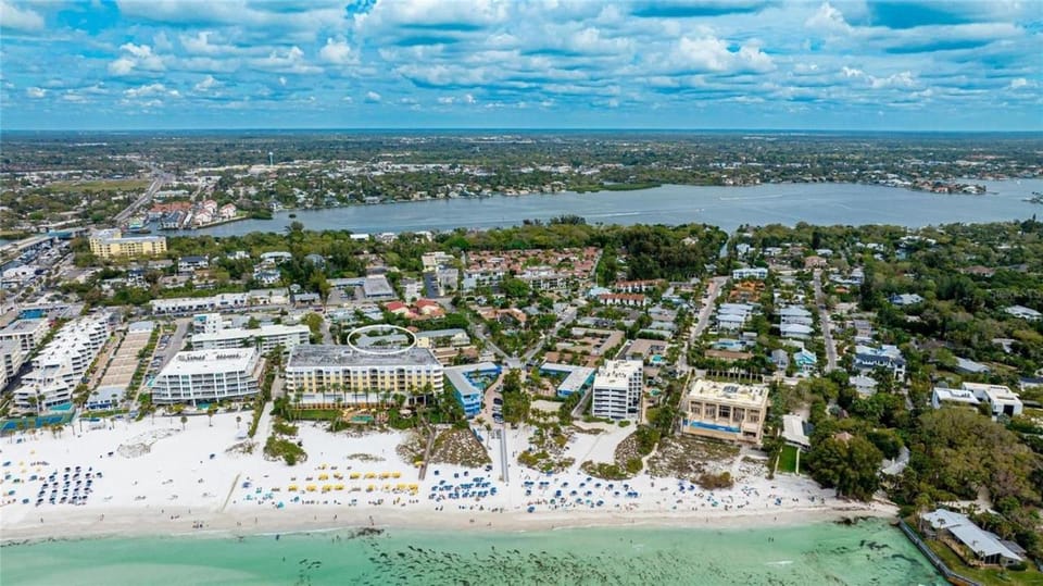 New Listing! Pool Jacuzzi, 3-min to Beach Bars & Entertainment! House in Florida