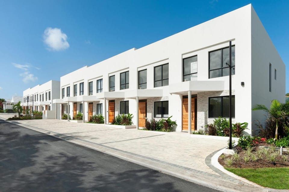 Walk to Beach, Luxury Villa, Pool, Near Holetown Villa in Holetown