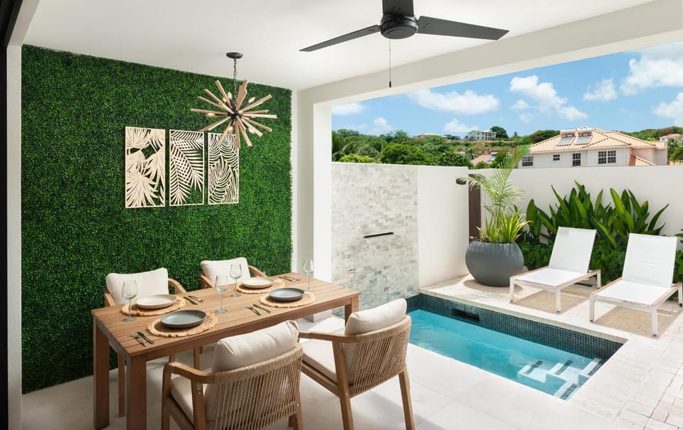 Walk to Beach, Luxury Villa, Pool, Near Holetown Villa in Holetown