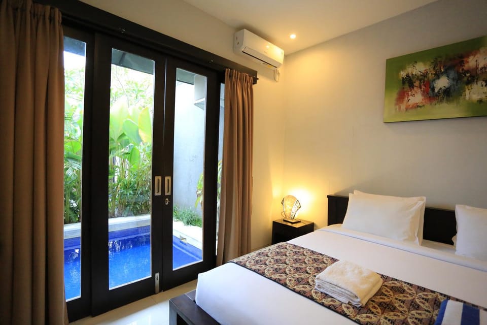 Bed, Photo of the whole room, Bedroom, Pool view, Swimming pool