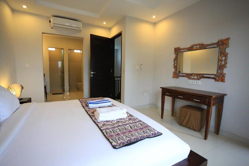 Bed, Photo of the whole room, Bedroom, towels, wardrobe, air conditioner