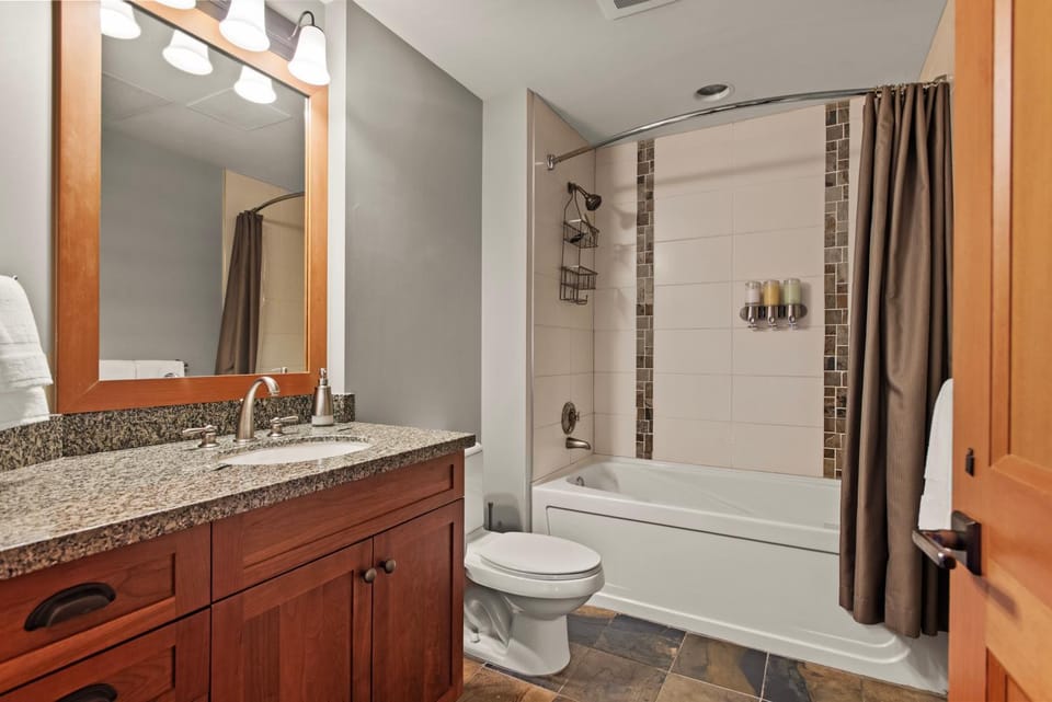 Shower, Toilet, Bathroom, Bath, towels