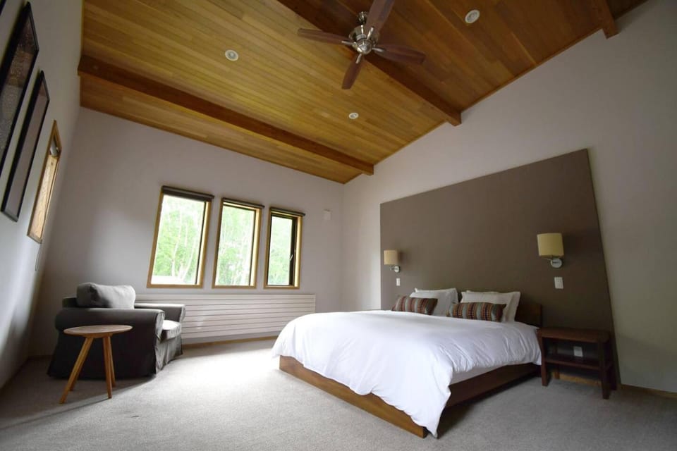 Bed, Photo of the whole room, Seating area, Bedroom
