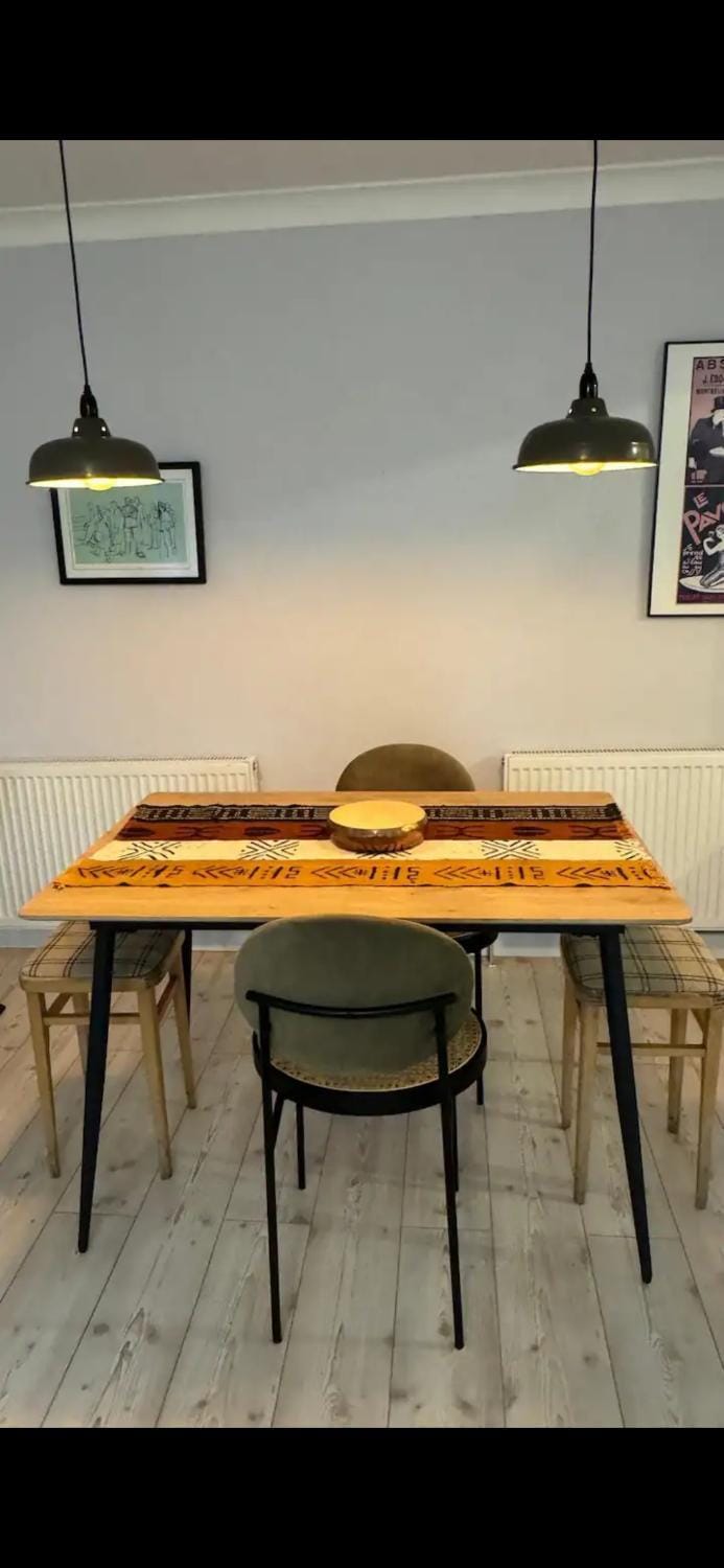 Riverside Retreat with Balcony, Workspace & Parking Apartment in Twickenham