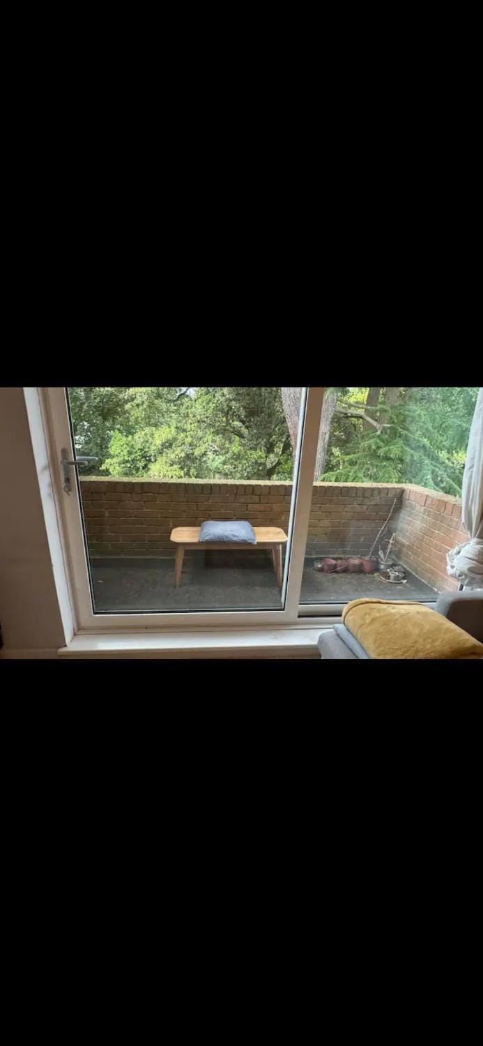 Riverside Retreat with Balcony, Workspace & Parking Apartment in Twickenham