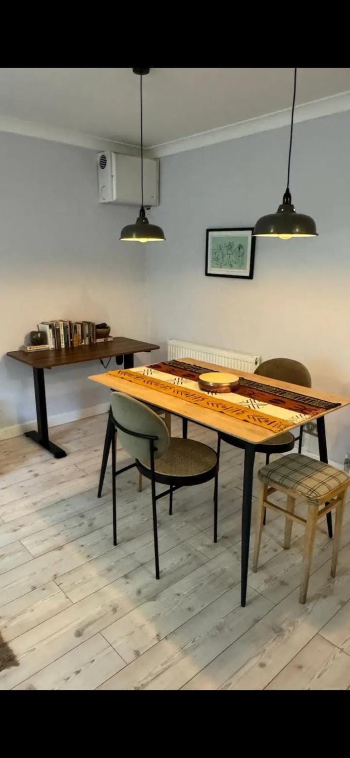 Riverside Retreat with Balcony, Workspace & Parking Apartment in Twickenham
