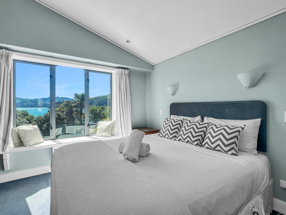 Bed, Bedroom, Sea view