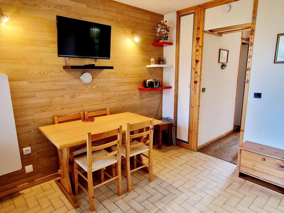 Charmant T2 avec terrasse, proche pistes, parking gratuit Apartment in Auvergne-Rhône-Alpes