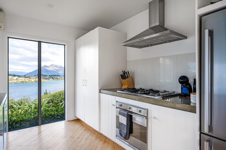 Natural landscape, Kitchen or kitchenette, Lake view, Mountain view, oven, stove
