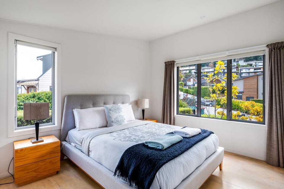 Bed, View (from property/room), Photo of the whole room, Bedroom, Garden view, towels