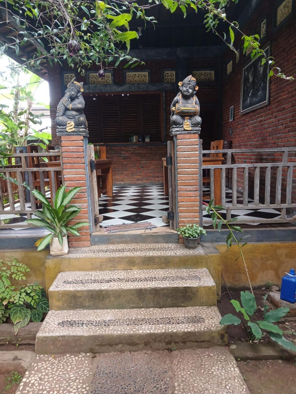 Facade/entrance