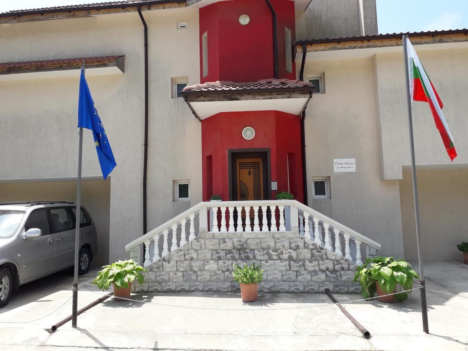 Facade/entrance