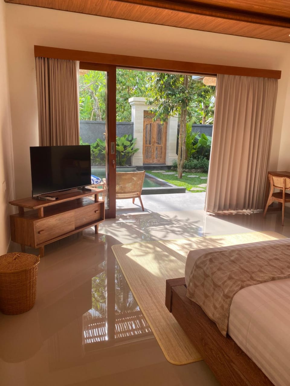 Bed, Day, Garden, TV and multimedia, Living room, Photo of the whole room, Seating area, Evening entertainment, Bedroom, Garden view