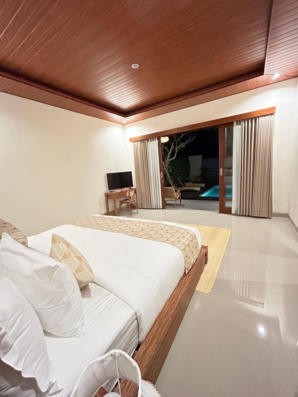 Bed, Night, TV and multimedia, Living room, Bedroom, Swimming pool