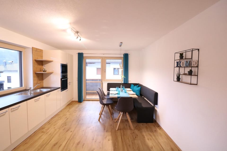 Kitchen or kitchenette, Seating area, Dining area