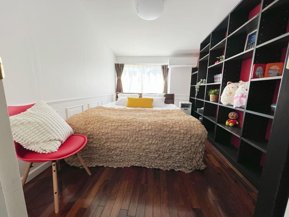 Photo of the whole room, Bedroom