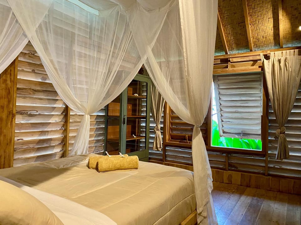 Photo of the whole room, Bedroom, towels