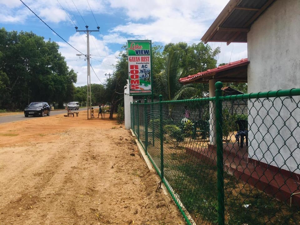 Lake View - Gayan Rest Bed and Breakfast in Southern Province