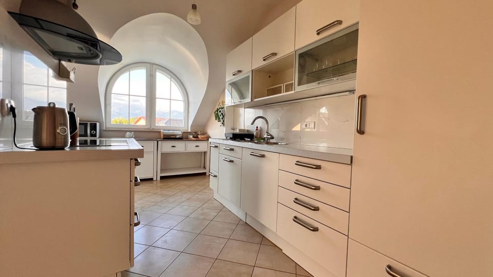 Coffee/tea facilities, dishwasher, oven, stove