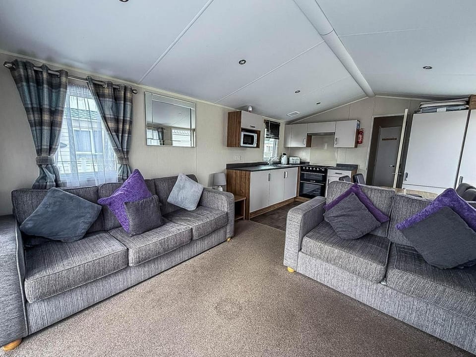Caravan With Large Decking At Coopers Beach Holiday Park Ref 49012Sv House in Mersea Island