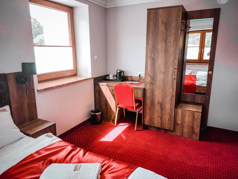 Bed, Photo of the whole room, Seating area, Bedroom, wardrobe