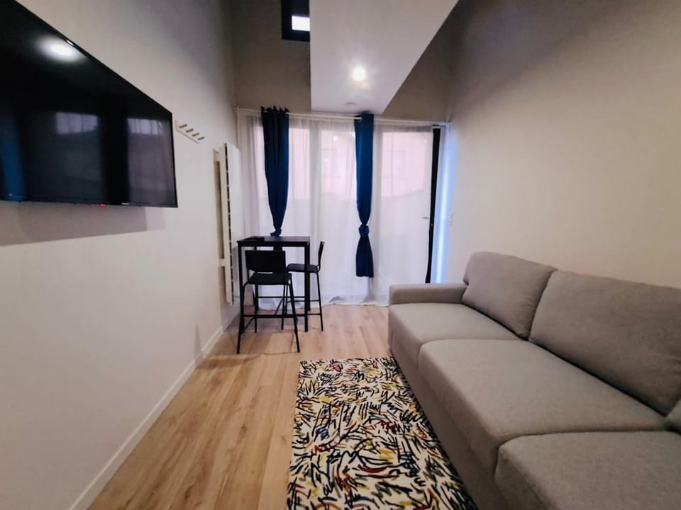 Studio Mezzanine Métro 14 Paris Apartment in Île-de-France