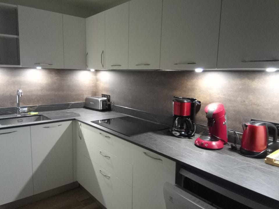 Coffee/tea facilities, Kitchen or kitchenette, stove, toaster
