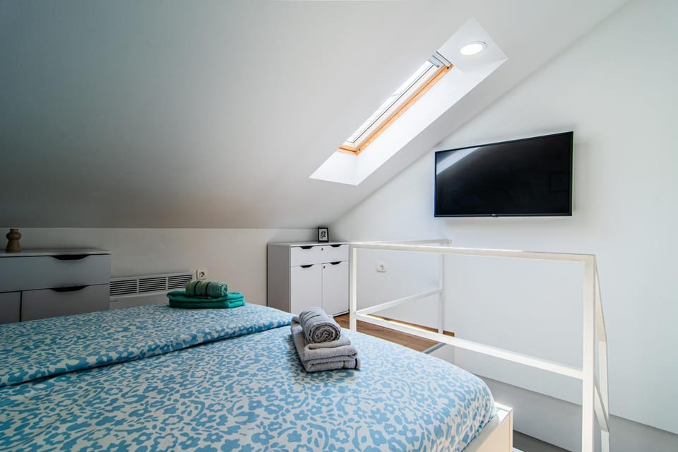Bed, TV and multimedia, Photo of the whole room, Bedroom, heating, internet, towels