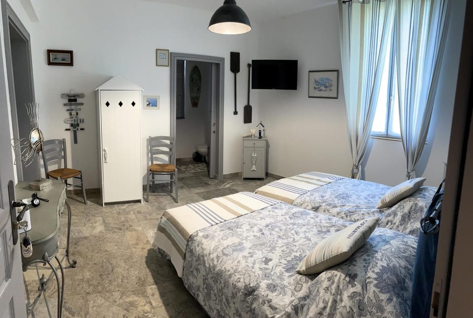Bed, TV and multimedia, Photo of the whole room, Bedroom, wardrobe
