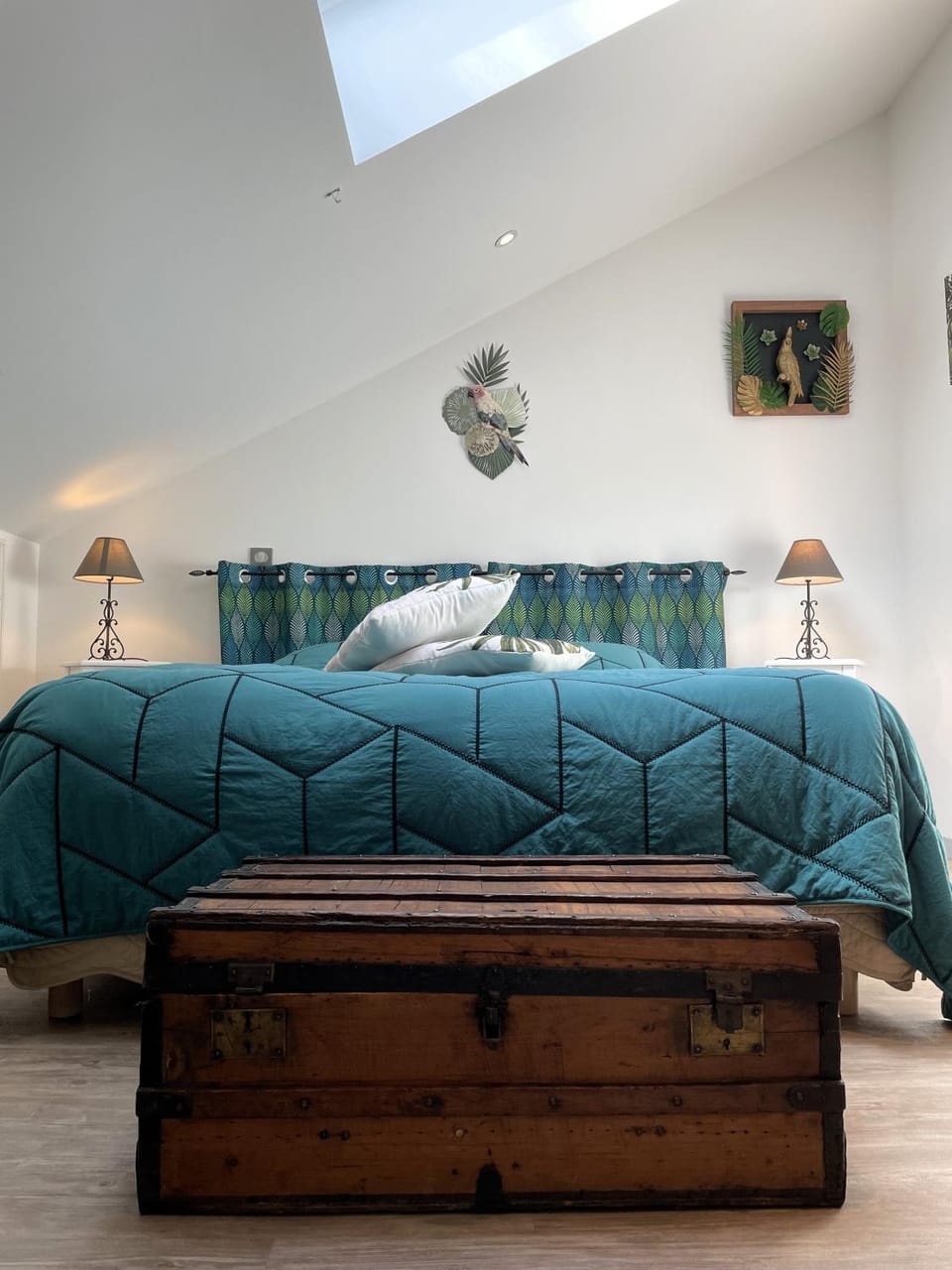 Bed, TV and multimedia, Bedroom