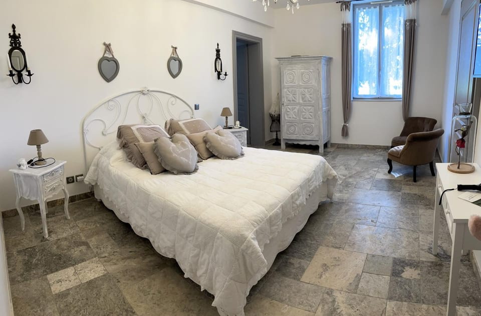 Bed, TV and multimedia, Photo of the whole room, Bedroom