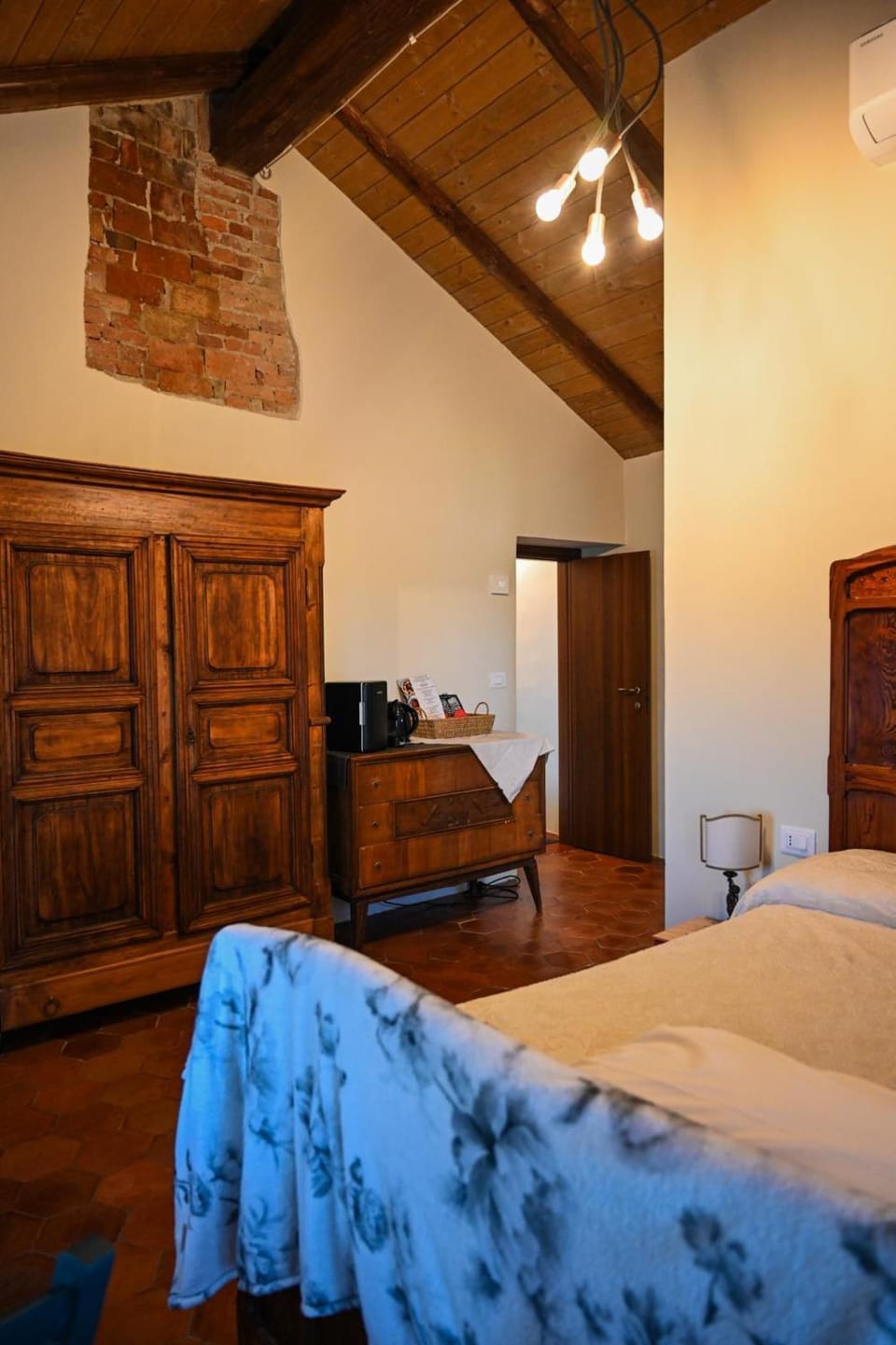 Photo of the whole room, Bedroom, wardrobe