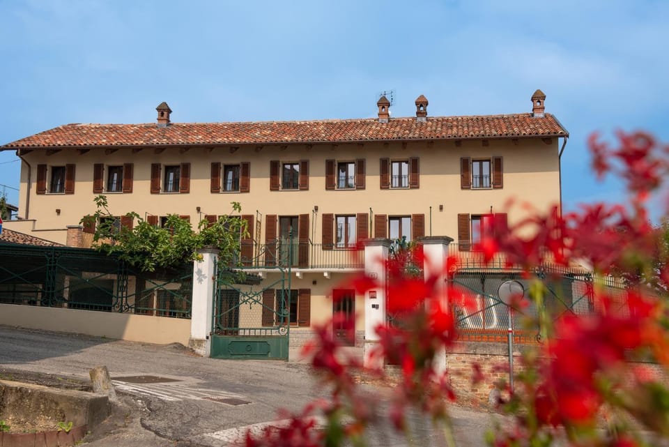 Shower, Property building, Patio, Restaurant/places to eat, Facade/entrance, Day, Children play ground, Garden, Solarium, Bathroom, Coffee/tea facilities, Kitchen or kitchenette, Cycling, Swimming pool, Breakfast, Italian breakfast, Parking, hair dryier, heating, heating, towels, wardrobe, air conditioner