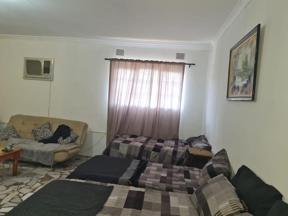 Bed, Living room, Photo of the whole room, Seating area, Bedroom, air conditioner