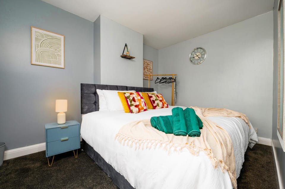 Modern Spacious Home - Parking - Sleeps 6 - minutes from the A1 & the Races House in Doncaster