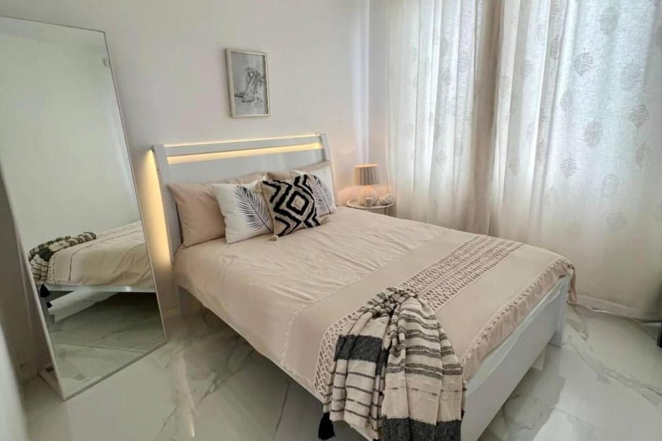 Apt - Sleeps 4 - Balcony - Pool - Parking Apartment in Grand Baie