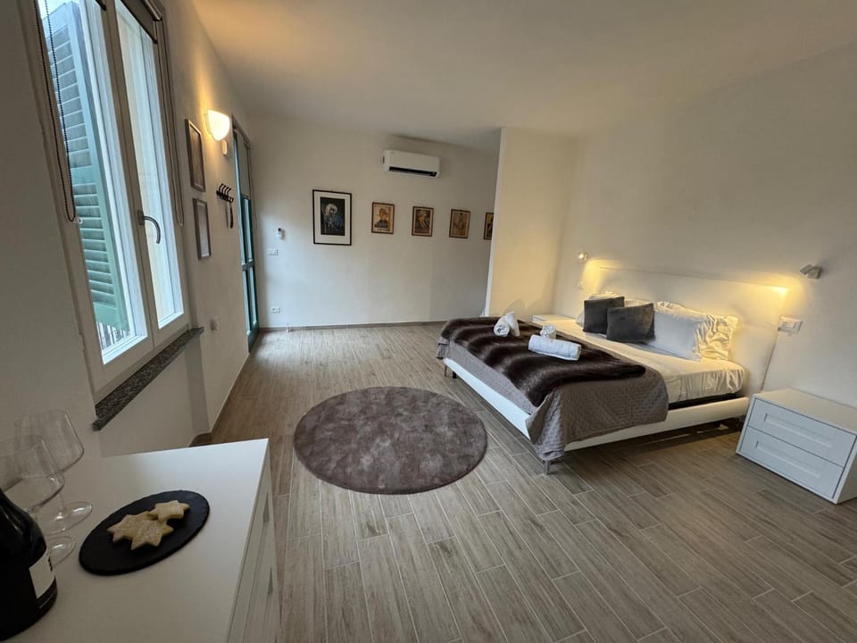 Photo of the whole room, Bedroom, air conditioner