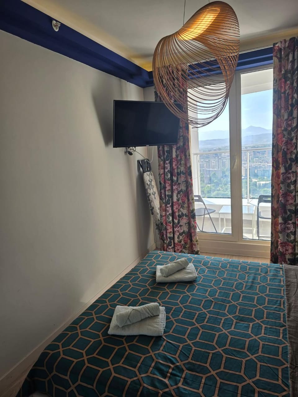 Bed, TV and multimedia, Bedroom, towels