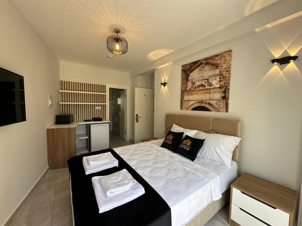 Bed, Kitchen or kitchenette, Bedroom, minibar, towels
