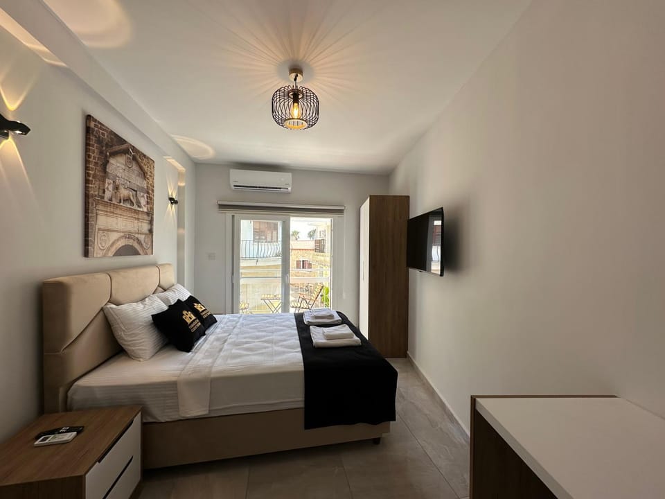 Bed, TV and multimedia, Photo of the whole room, Seating area, Bedroom