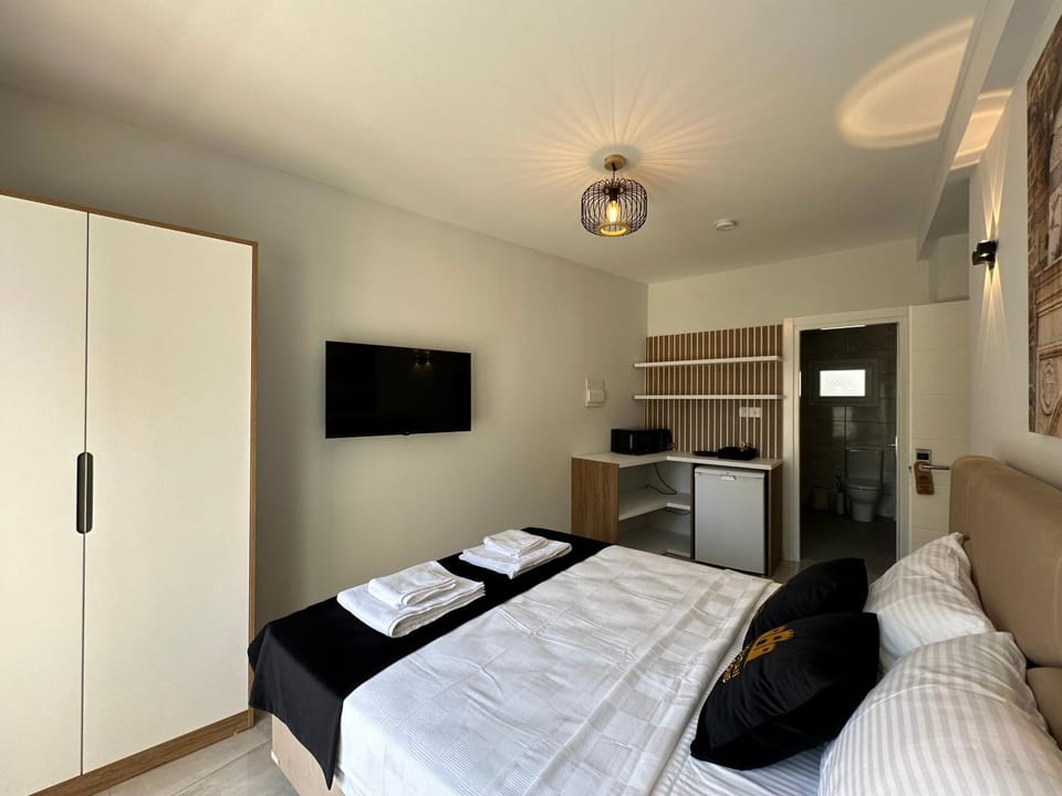 Bed, TV and multimedia, Kitchen or kitchenette, wardrobe, air conditioner