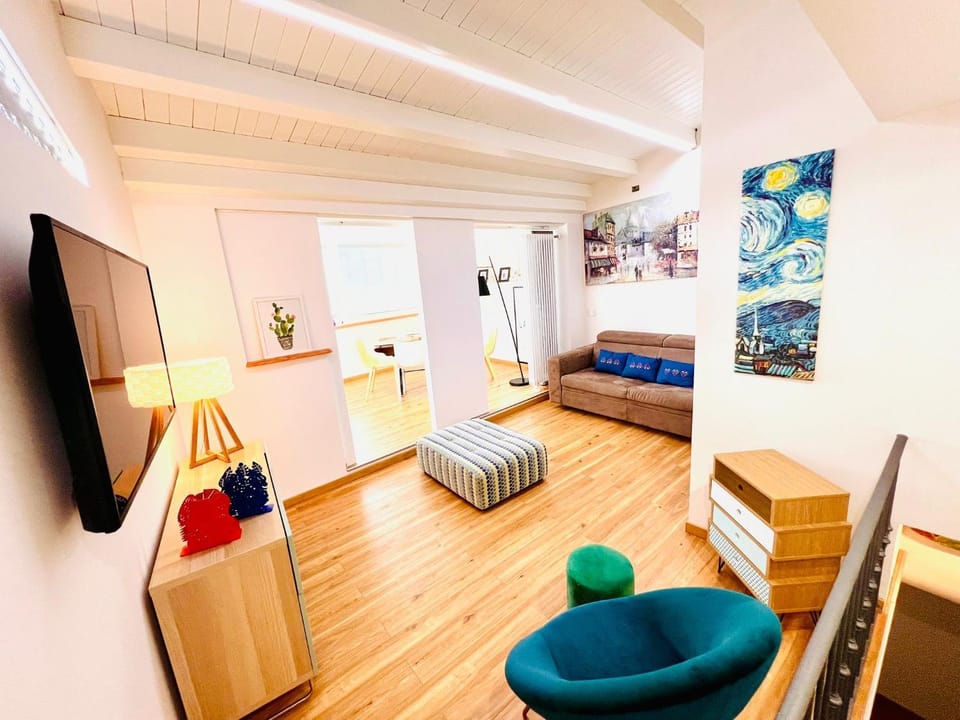 Photo of the whole room, Seating area