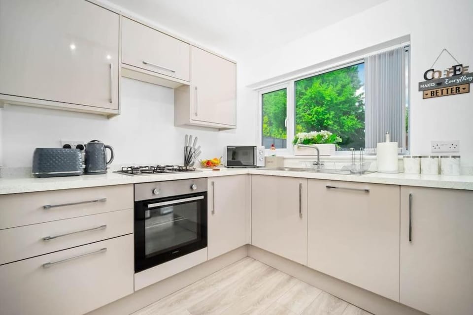 Witton Lodge 3 Bedroom House - Long Stay Offers House in The Royal Town of Sutton Coldfield